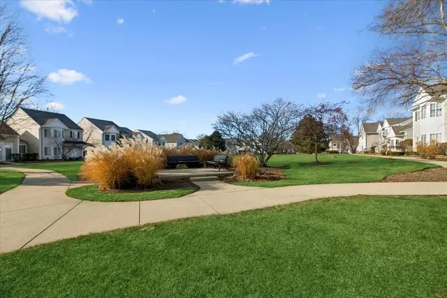 $260,000 | 601 East Victoria Circle, North Aurora, IL 60542