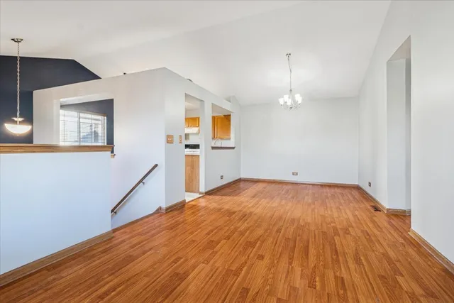 $260,000 | 601 East Victoria Circle, North Aurora, IL 60542