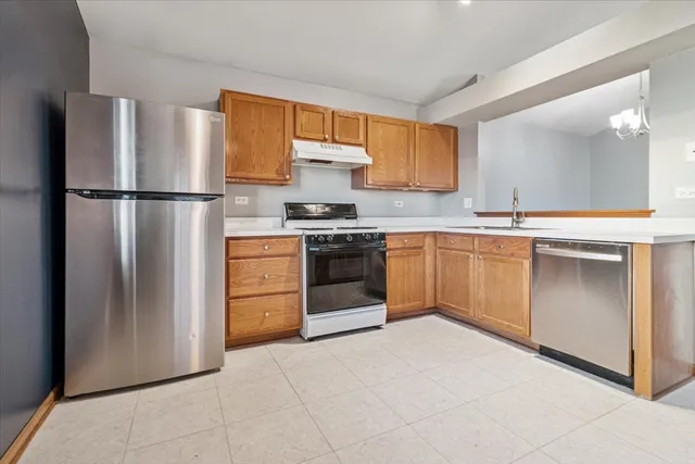 $260,000 | 601 East Victoria Circle, North Aurora, IL 60542