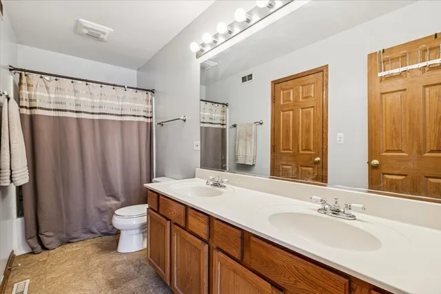 $260,000 | 601 East Victoria Circle, North Aurora, IL 60542