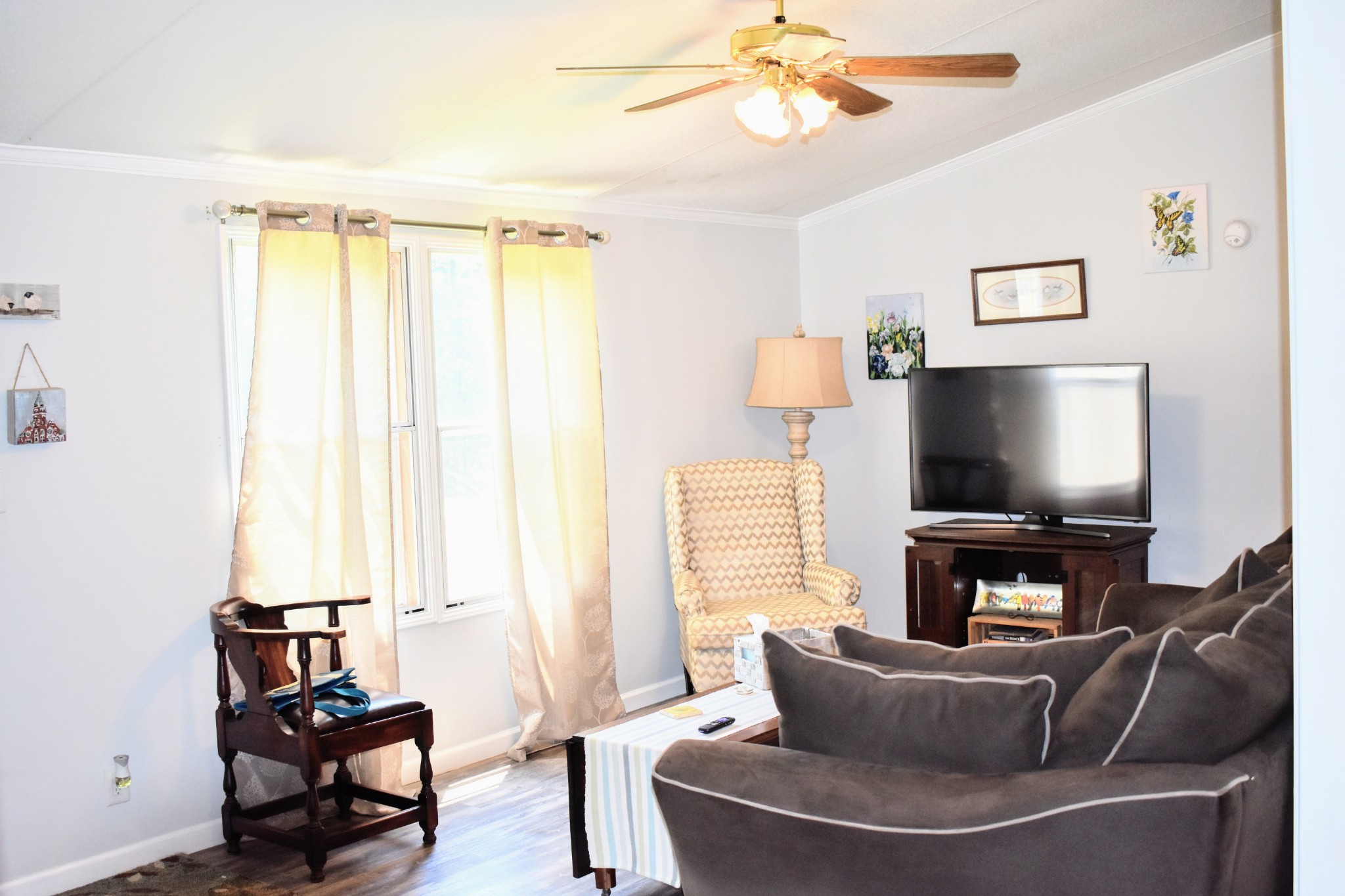 2630 Jernigans Branch Road Beechgrove, TN 37018 - Photo 4 of 17 a living room with furniture and a flat screen tv