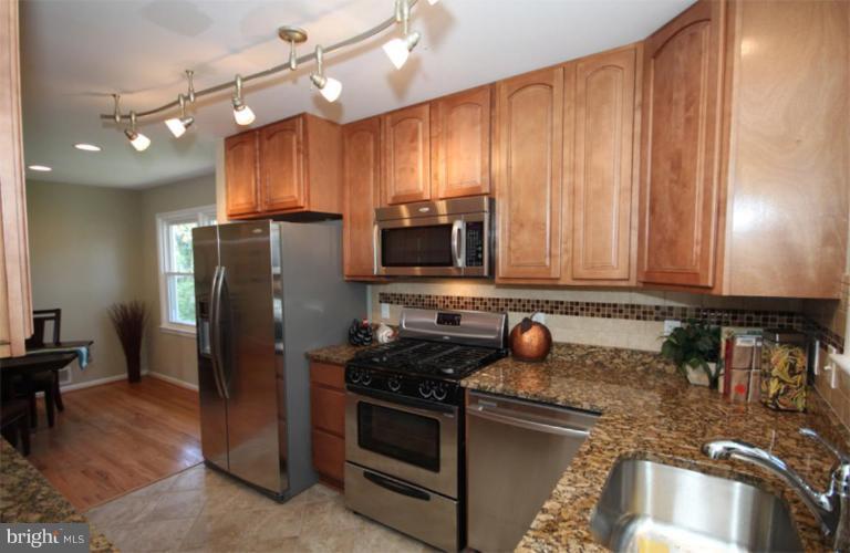 711 Kingsley Road Southwest Vienna, VA 22180 - Photo 2 of 20 Kitchen