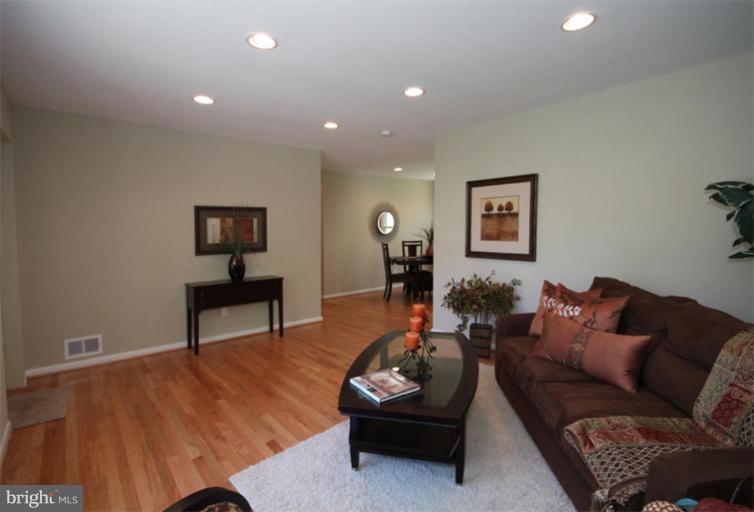 711 Kingsley Road Southwest Vienna, VA 22180 - Photo 3 of 20 Living Room #2