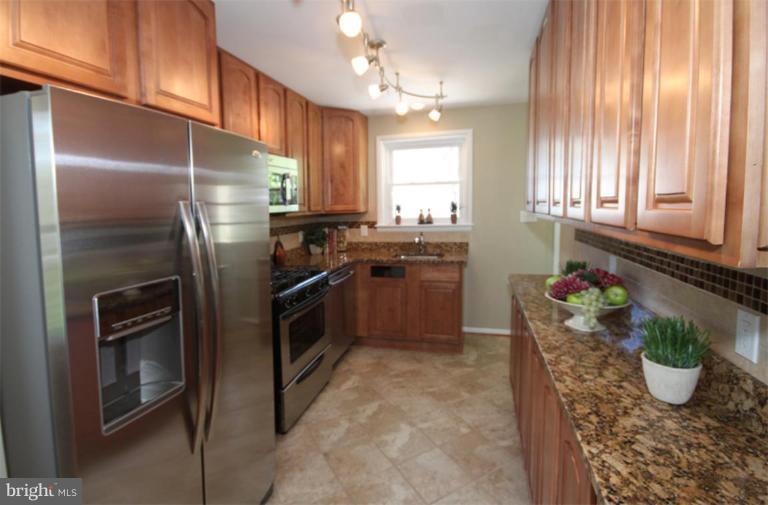 711 Kingsley Road Southwest Vienna, VA 22180 - Photo 6 of 20 Kitchen #2