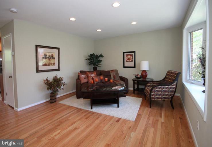 711 Kingsley Road Southwest Vienna, VA 22180 - Photo 7 of 20 Living Room
