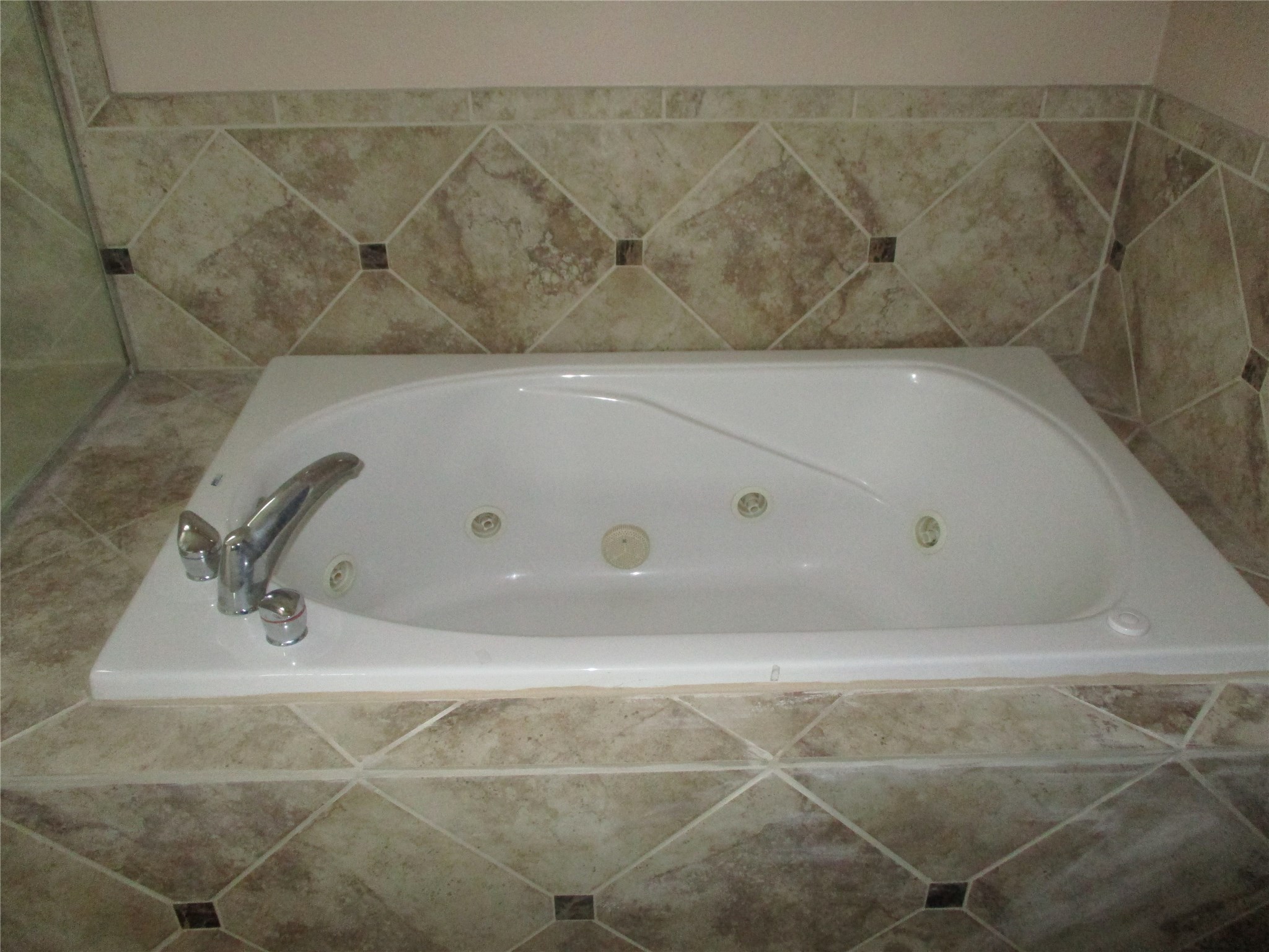 703 St Charles Street Houston, TX 77003 - Photo 14 of 24 a bathroom with a bath tub and shower