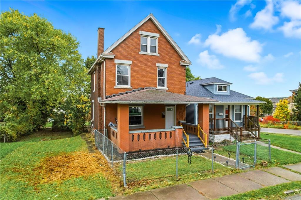 522 Wallis Avenue Farrell, PA 16121 - Photo 2 of 24 a front view of a house with a yard