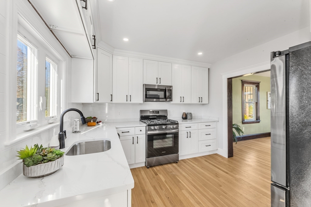 65 Hooper Road Dedham, MA 02026 - Photo 11 of 39