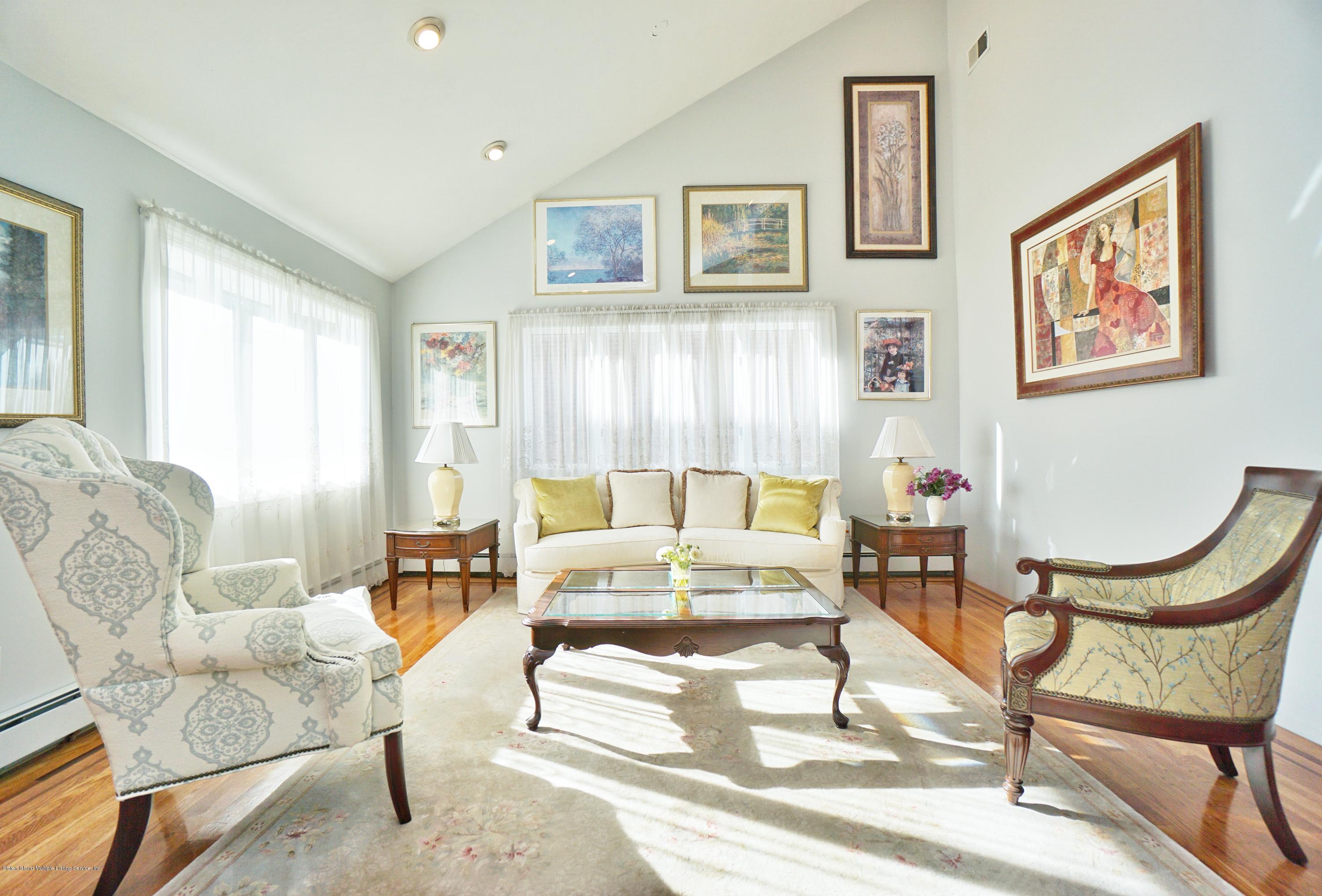 65 Sharrotts Road Staten Island, NY 10309 - Photo 5 of 39 (5) LIVING ROOM