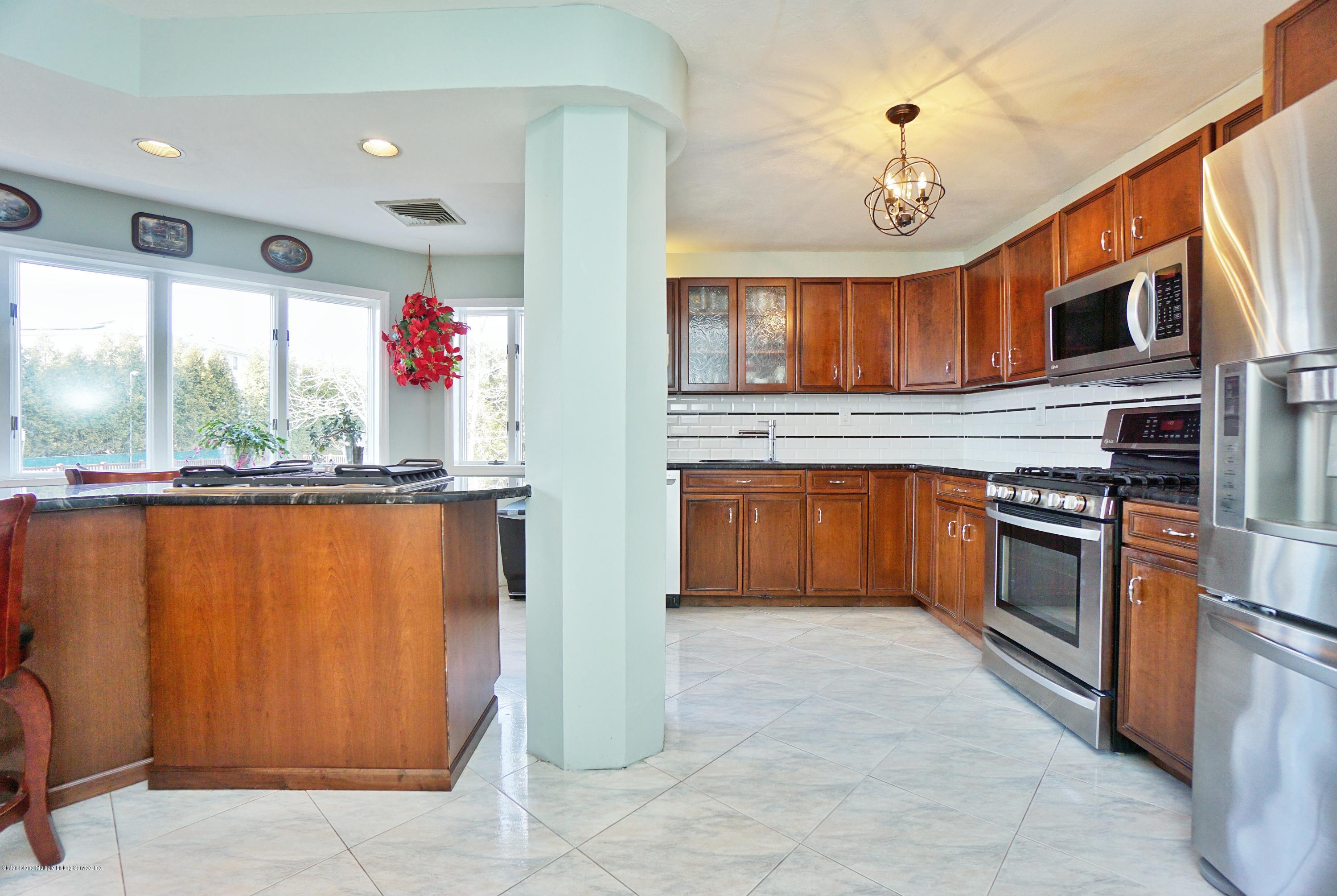 65 Sharrotts Road Staten Island, NY 10309 - Photo 8 of 39 (8) KITCHEN