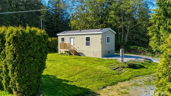 a view of a house with backyard and garden