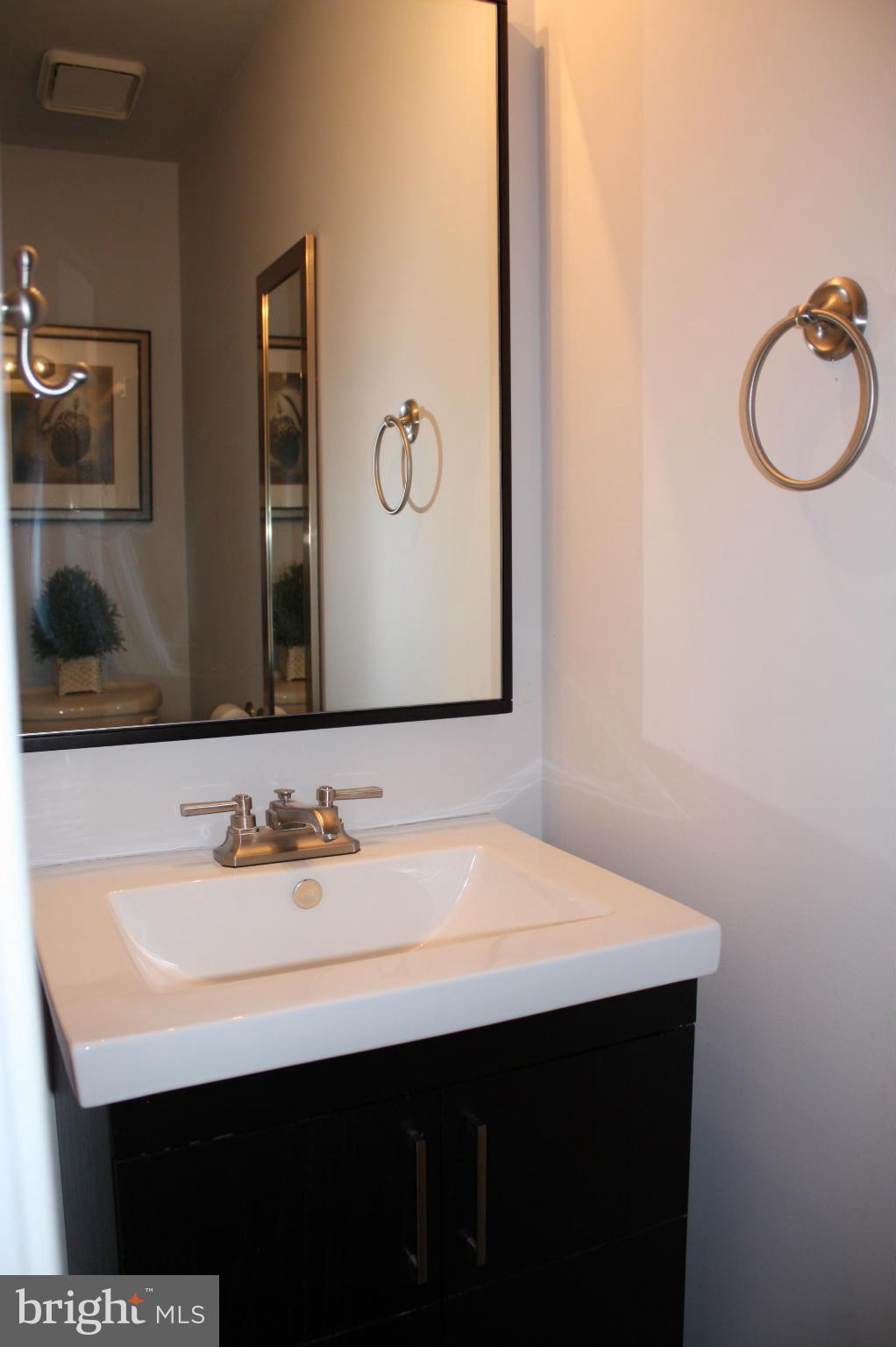 2055 South Glebe Road Arlington, VA 22206 - Photo 9 of 11 Bath