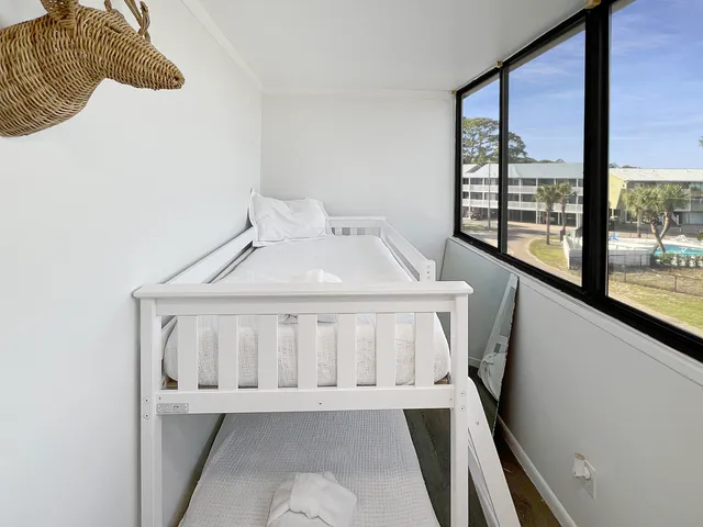 a view of entryway with a window