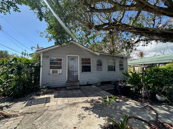 $250,000 | 8160 Southeast Washington Avenue, Hobe Sound, FL 33455