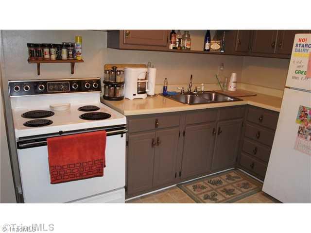 1005 Jefferson Street High Point, NC 27260 - Photo 5 of 16 Kitchen.