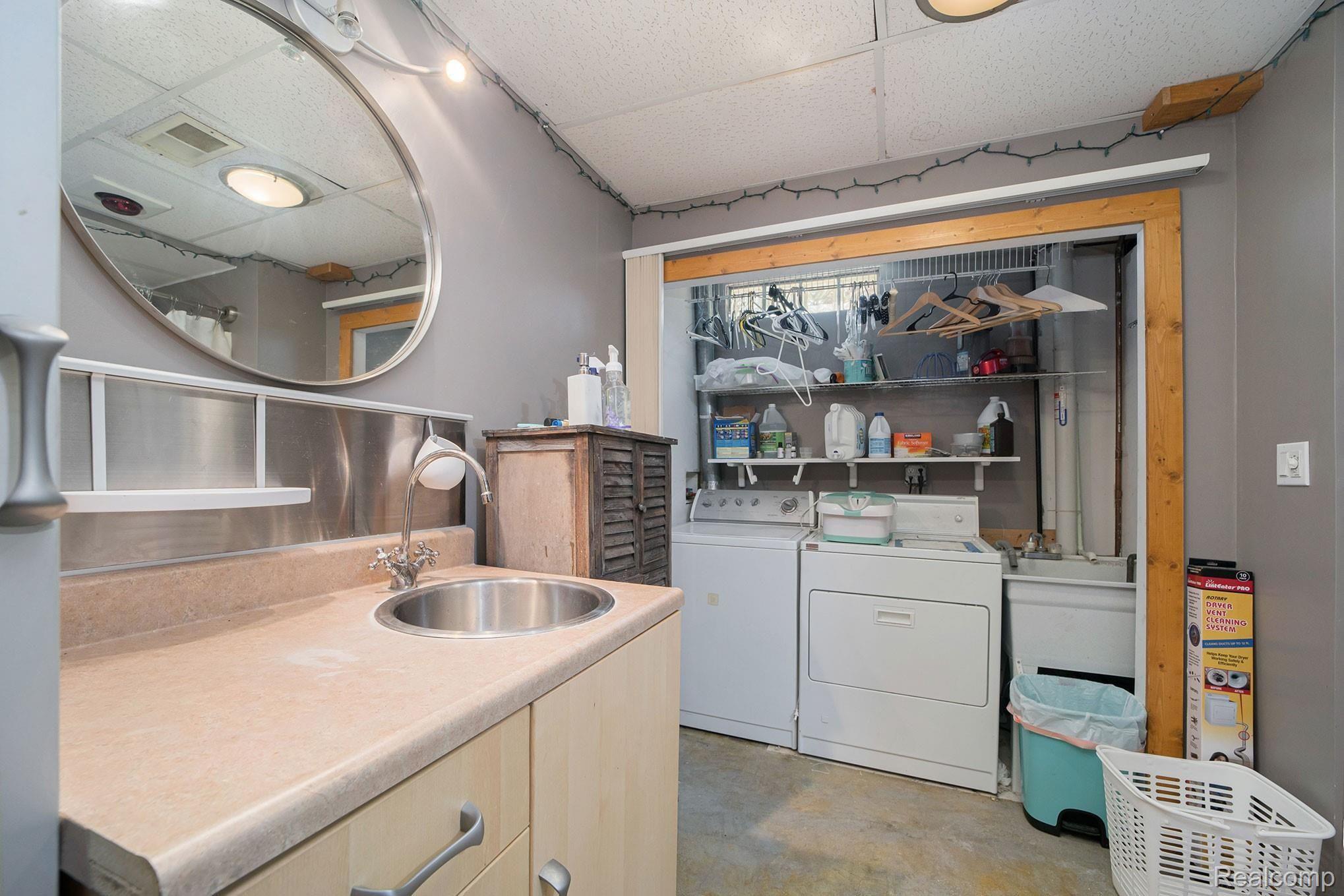 5440 Farley Road Clarkston, MI 48346 - Photo 32 of 46 BASEMENT BATHROOM 2ND LAUNDRY COMBO RM.jpg