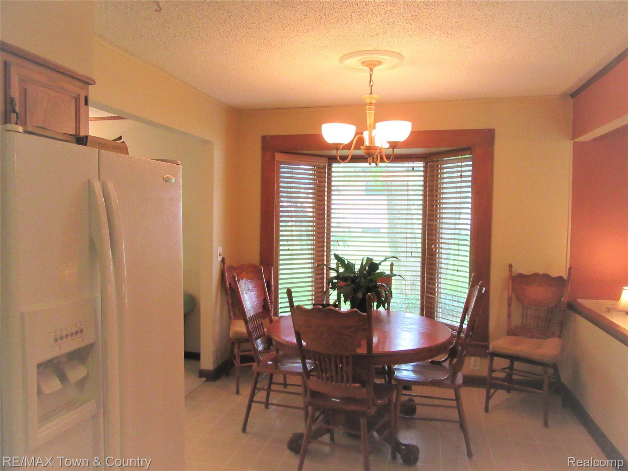 1021 Stonehenge Road Flint, MI 48532 - Photo 14 of 30 stone dining.jpg