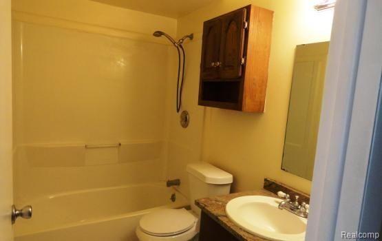 5685 Pontiac Lake Road, Unit 3 Waterford, MI 48327 - Photo 7 of 8