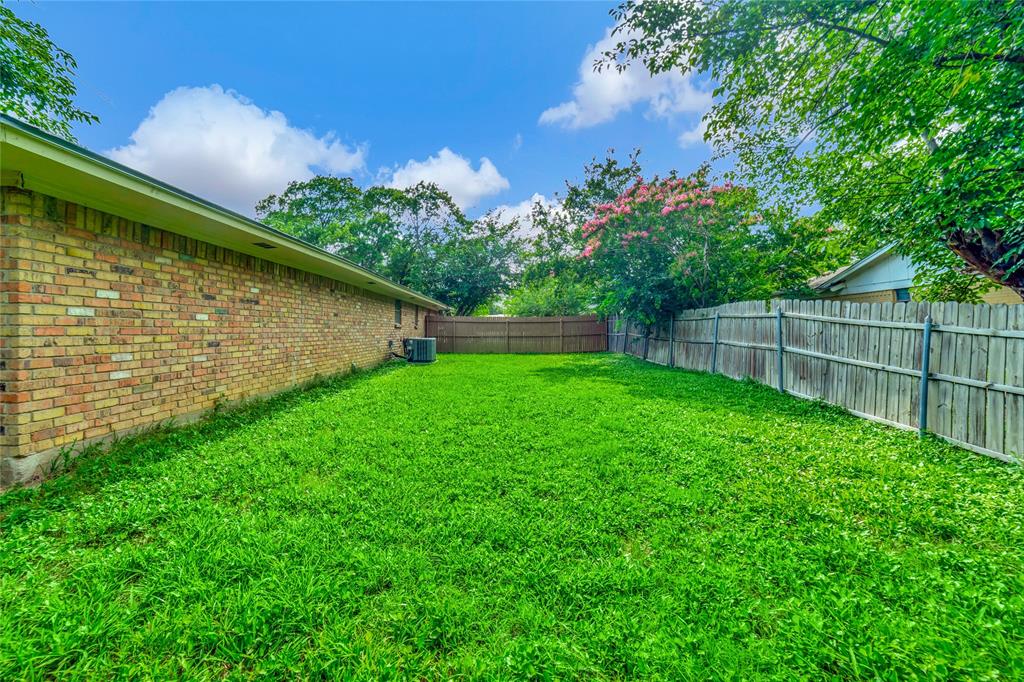6021 Sycamore Creek Road Edgecliff Village, TX 76134 - Photo 29 of 37 a backyard of a house with plants and large tree