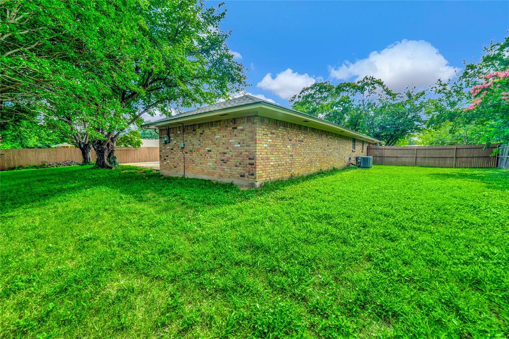 6021 Sycamore Creek Road Edgecliff Village, TX 76134 - Photo 35 of 37 a view of a tree in a yard with a barn