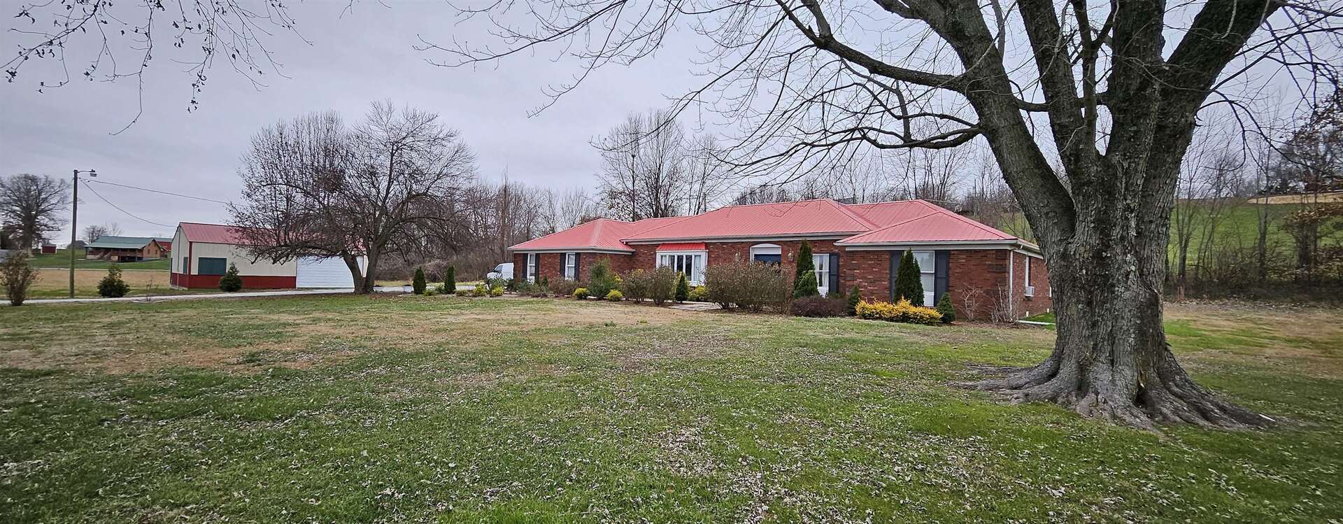 23463 Twente Crossing Road Thebes, IL 62990 - Photo 2 of 6 a front view of a house with garden