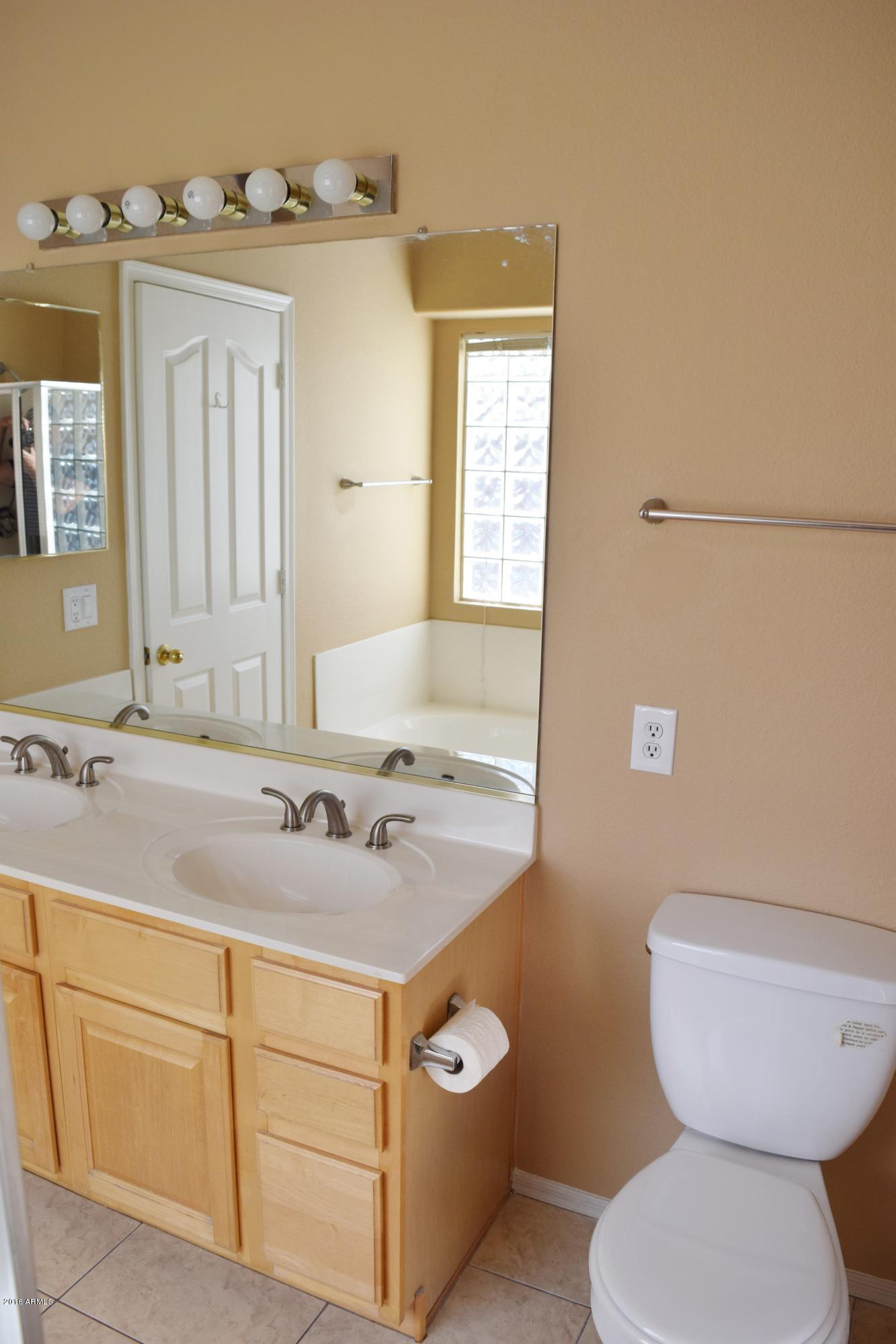 4703 East Weaver Road Phoenix, AZ 85050 - Photo 16 of 26 084
