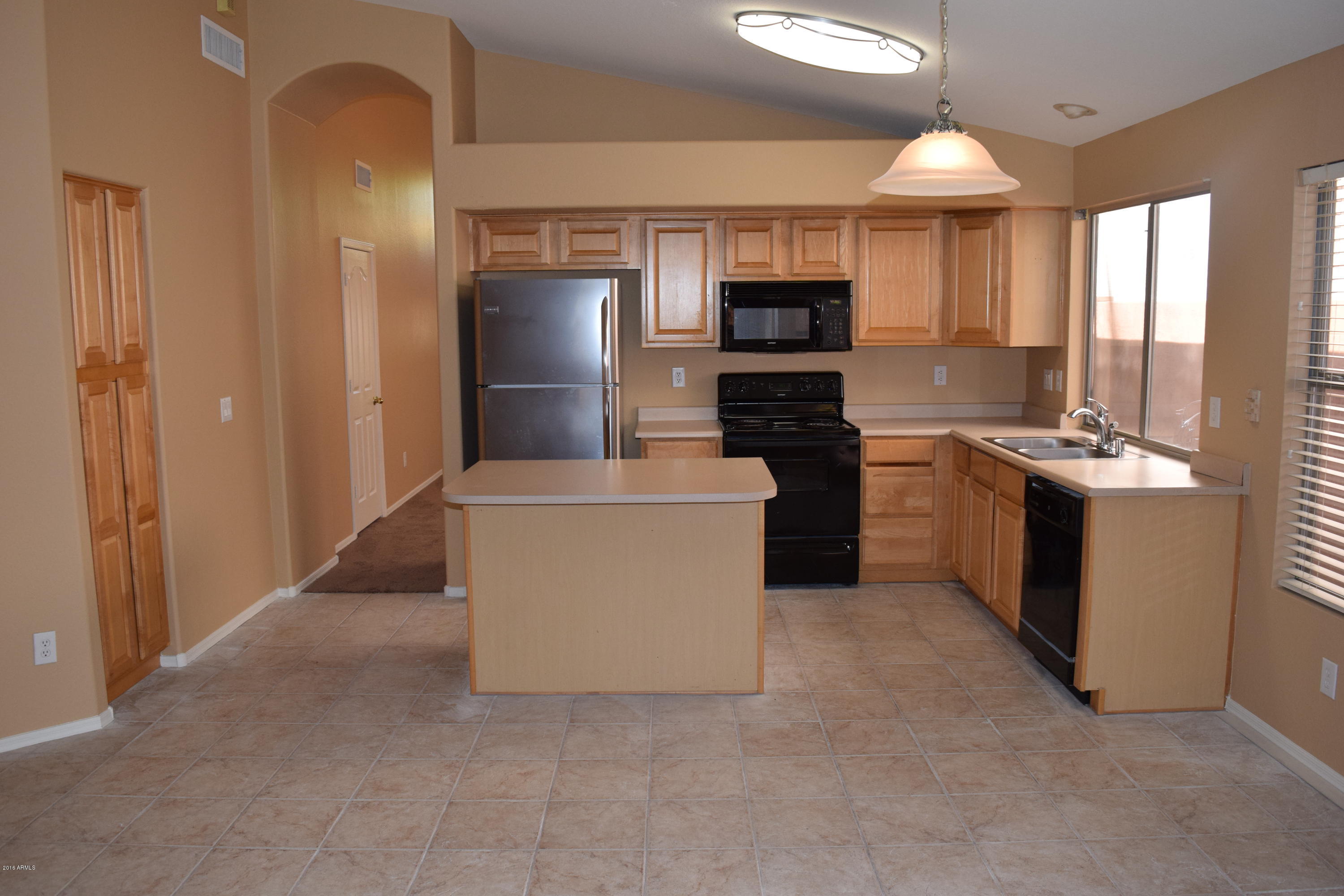 4703 East Weaver Road Phoenix, AZ 85050 - Photo 3 of 26 064