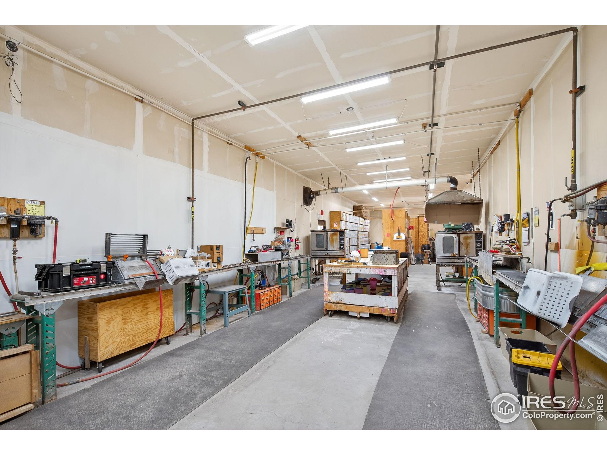 2848 Slater Creek Road Guffey, CO 80820 - Photo 47 of 50 a living room with lots of furniture and a kitchen view