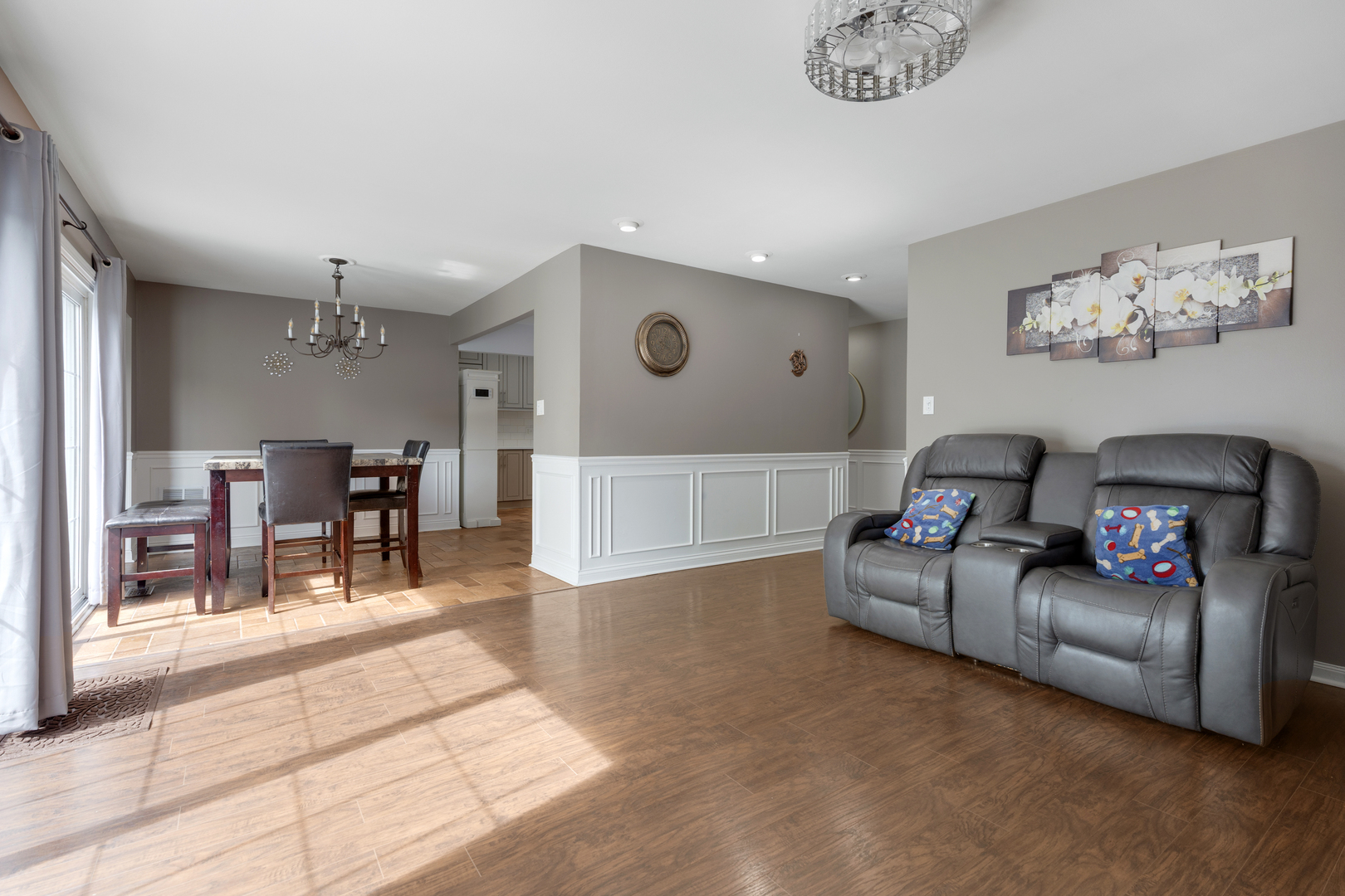 1850 Pierce Road Hoffman Estates, IL 60169 - Photo 6 of 25 a living room with furniture