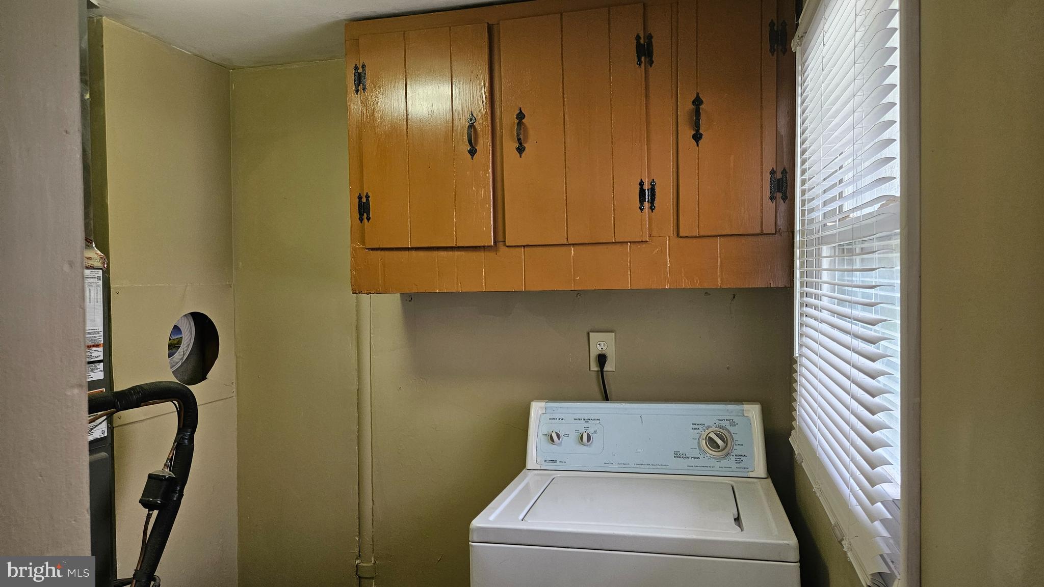 16506 Ridge Road King George, VA 22485 - Photo 21 of 24 Laundry off kitchen