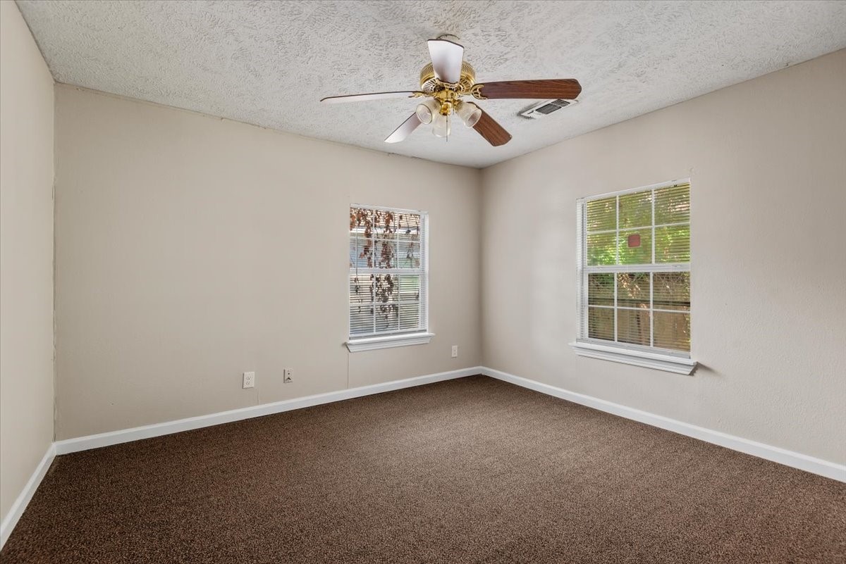7413 Dallas Street Houston, TX 77011 - Photo 8 of 26 en view of an empty room with a window