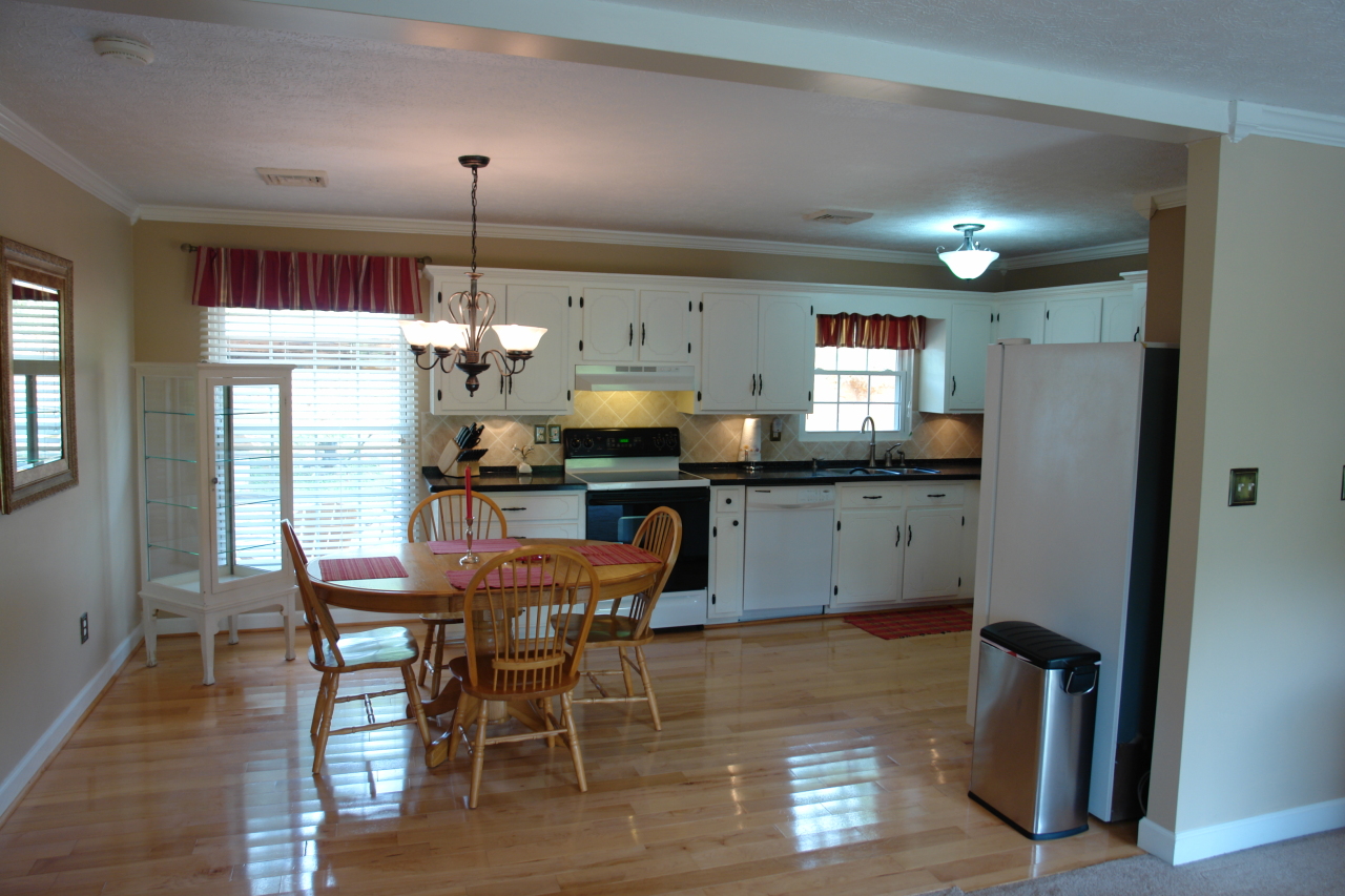 2686 Penicks Mill Road Bedford, VA 24523 - Photo 2 of 12 Eat-in Kit