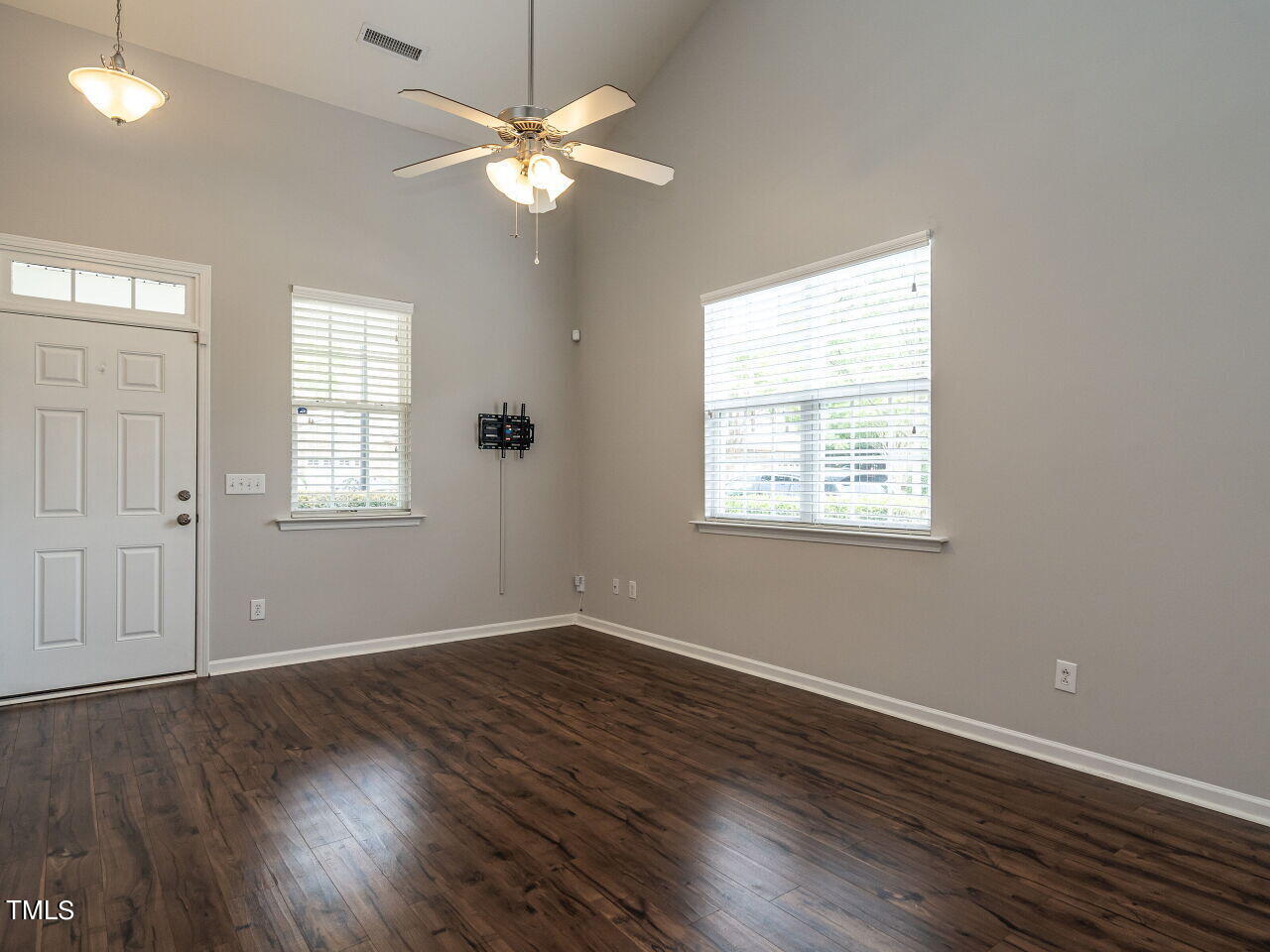 8237 Belneath Court Raleigh, NC 27613 - Photo 13 of 27 013-1280x960-family-room