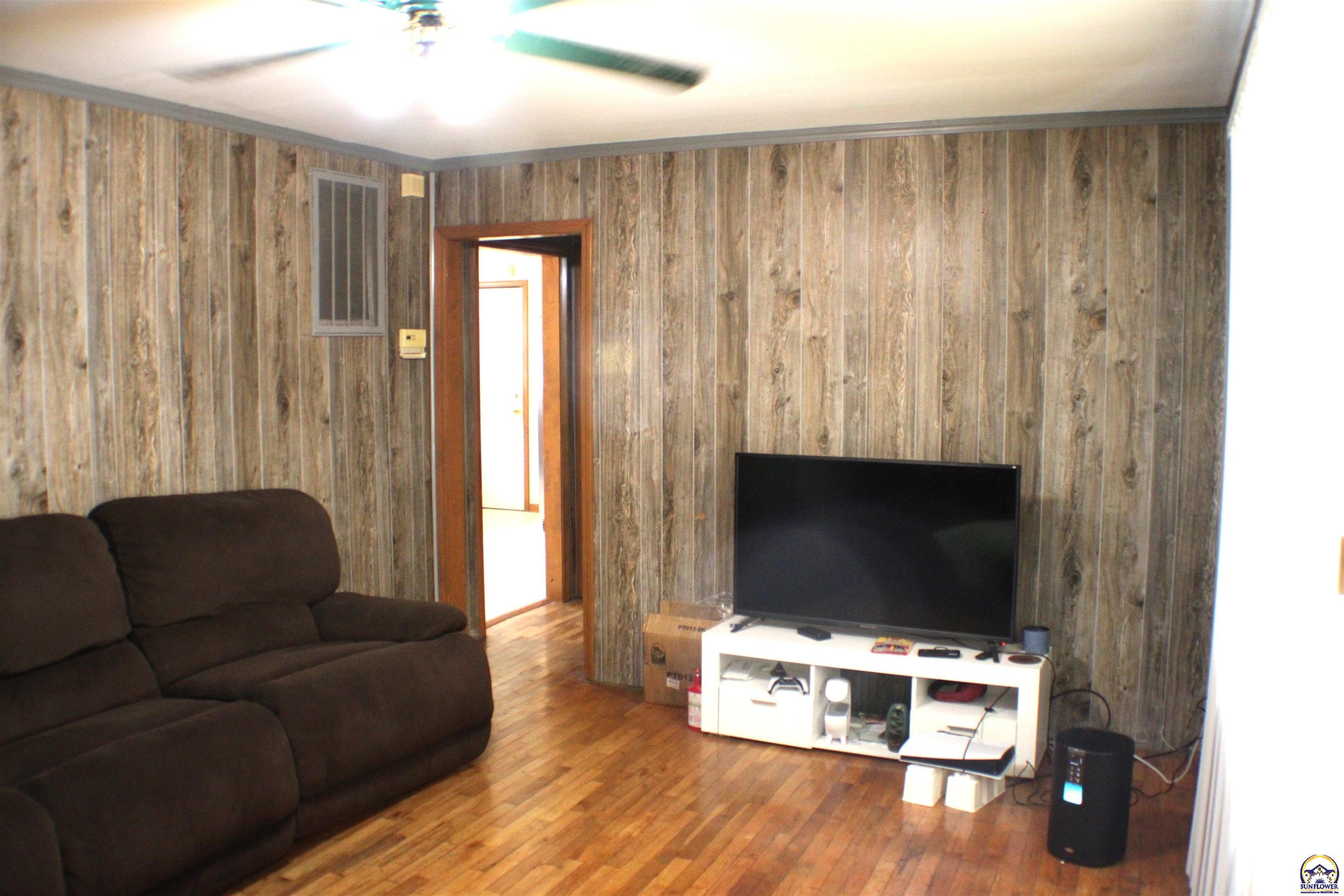 1014 Southeast 21st Street Topeka, KS 66607 - Photo 9 of 25
