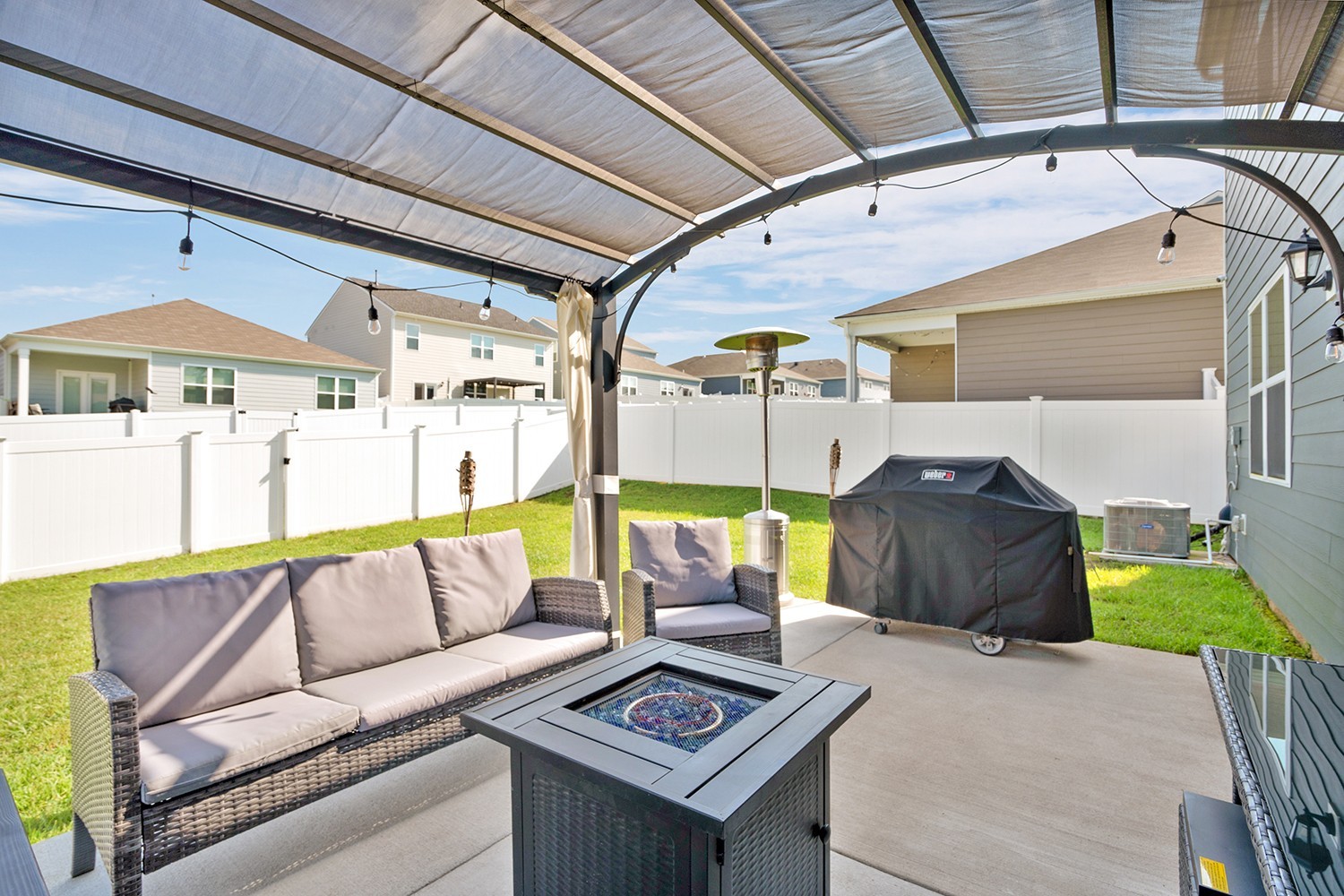 708 Pintail Pointe Lebanon, TN 37090 - Photo 31 of 41 a balcony with furniture and a table