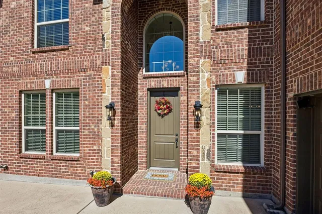 a house view with a outdoor space