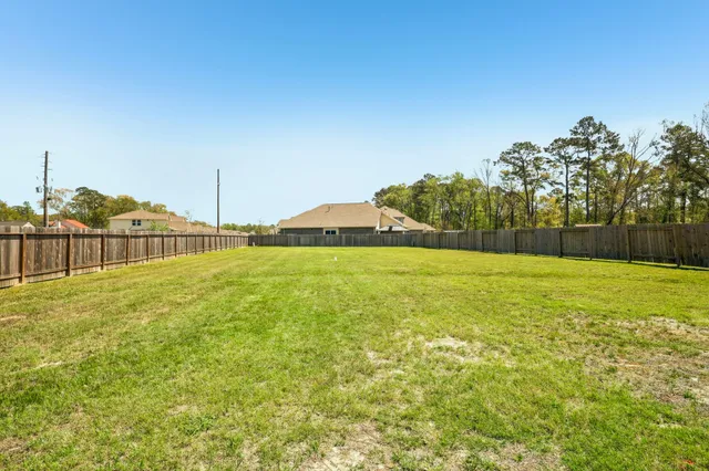 a view of a back yard