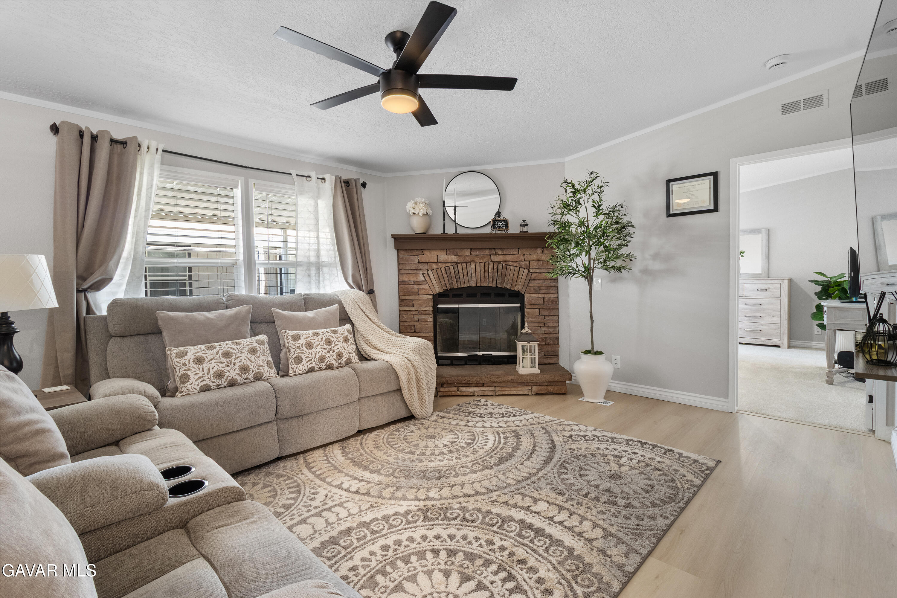 14556 East Tehachapi Boulevard Tehachapi, CA 93561 - Photo 6 of 29 Living room-1