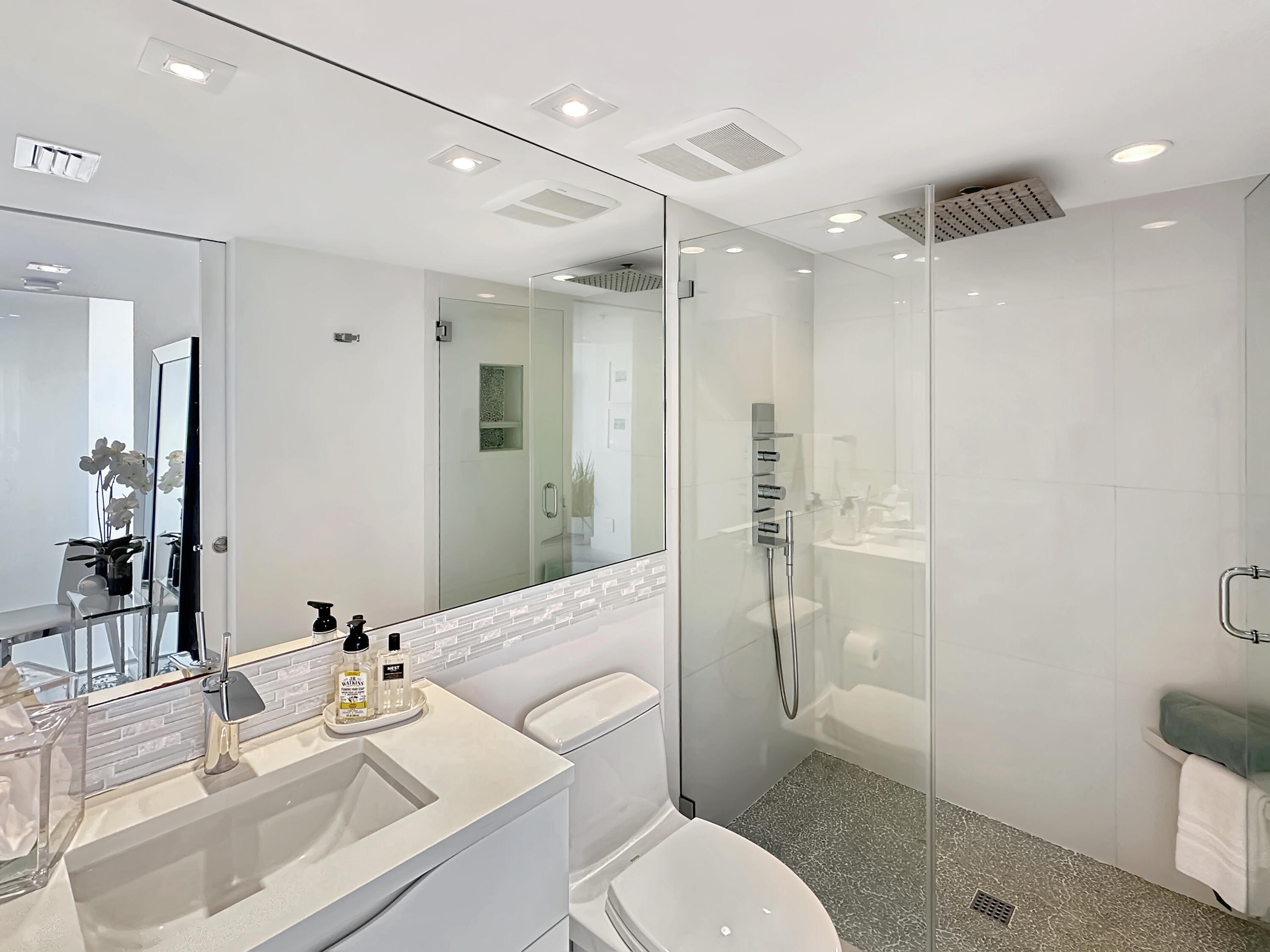 3000 North Ocean Drive, Unit 4D Singer Island, FL 33404 - Photo 23 of 58 Guest Bathroom