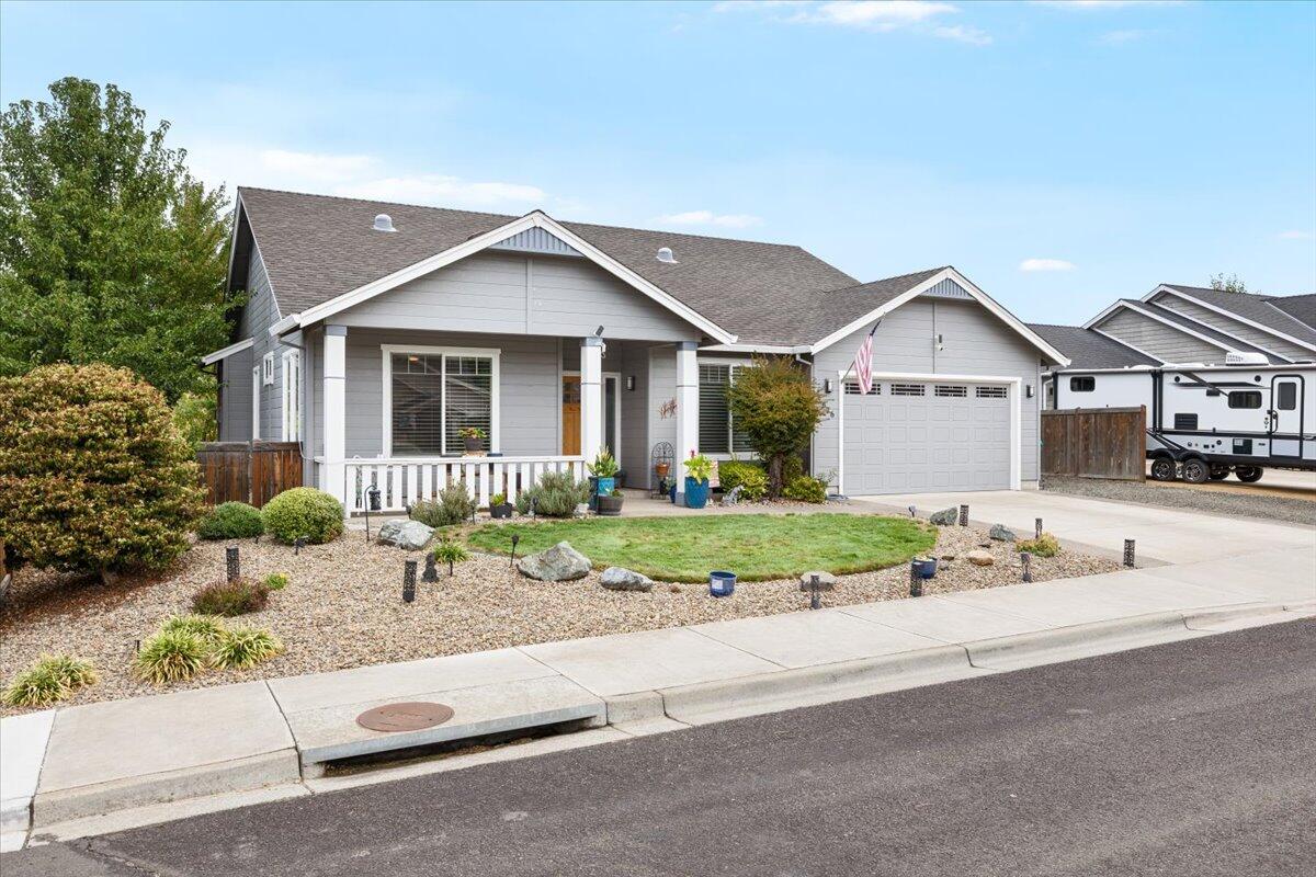 676 Nottingham Terrace Eagle Point, OR 97524 - Photo 2 of 25 01-CI_7638