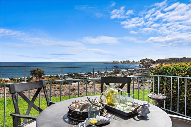 a view of a house with backyard and porch