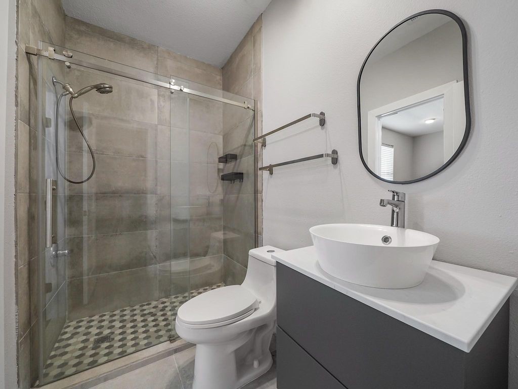 3006 Chenevert Street Houston, TX 77004 - Photo 11 of 15 3rd Floor Bath