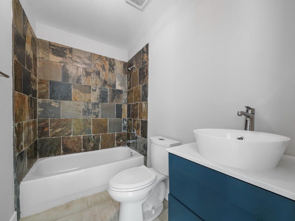 3006 Chenevert Street Houston, TX 77004 - Photo 13 of 15 1st Floor BR Bath