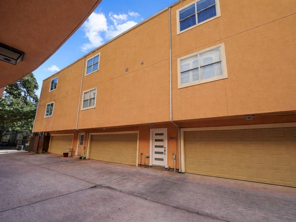 3006 Chenevert Street Houston, TX 77004 - Photo 14 of 15 Rear Entrance Garage