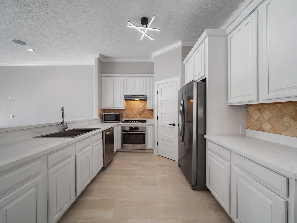 3006 Chenevert Street Houston, TX 77004 - Photo 5 of 15 Kitchen