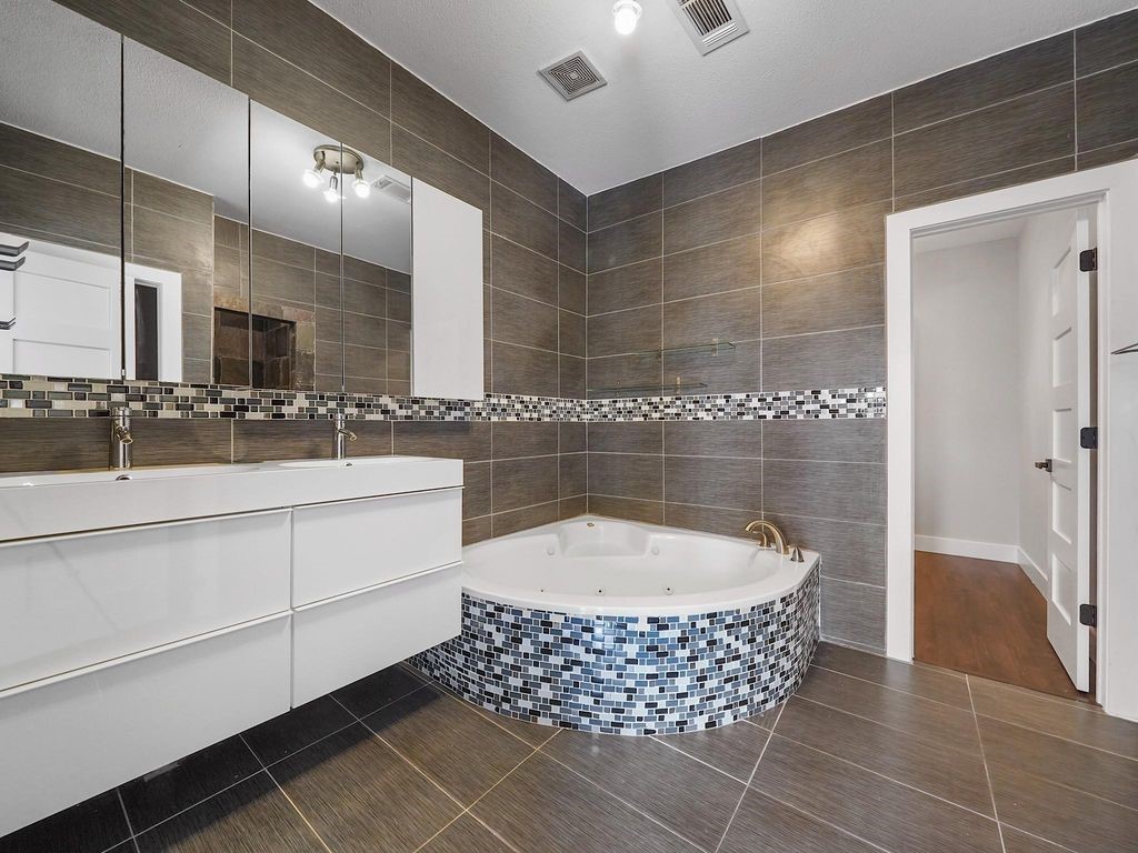 3006 Chenevert Street Houston, TX 77004 - Photo 8 of 15 Primary Bath