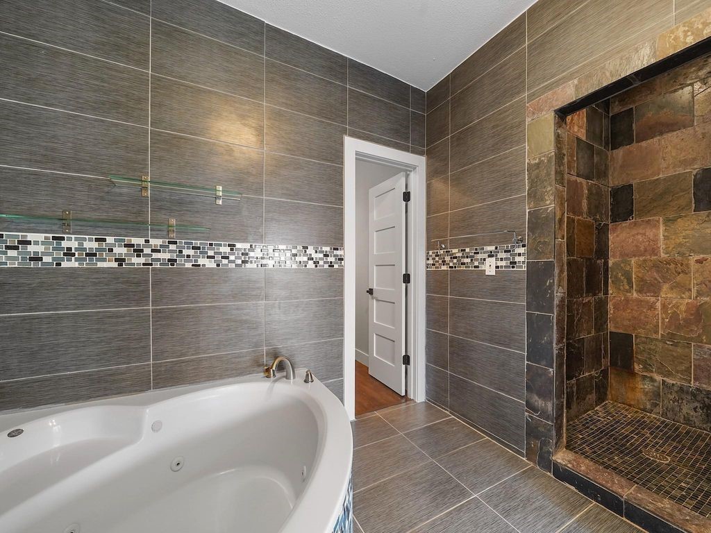 3006 Chenevert Street Houston, TX 77004 - Photo 9 of 15 Primary Bath