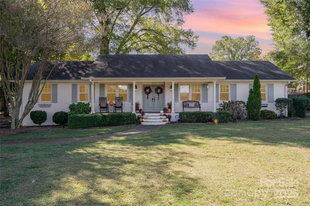 a view front of house with yard and green space