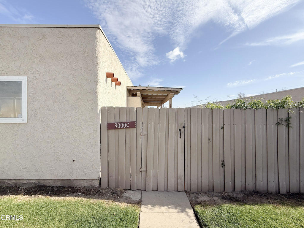 3000 Isle Way, Unit C Oxnard, CA 93035 - Photo 21 of 22 a view of a backyard with wooden fence