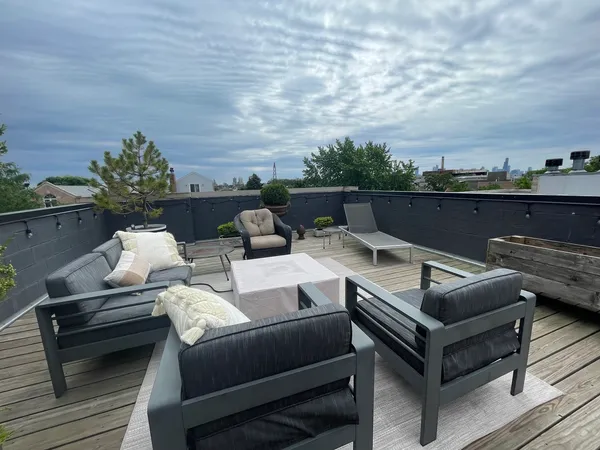$4,680 | 2848 North Damen Avenue, Unit 3, Chicago, IL 60618